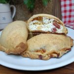 Calzoni di pasta matta ripieni di ricotta  e salame