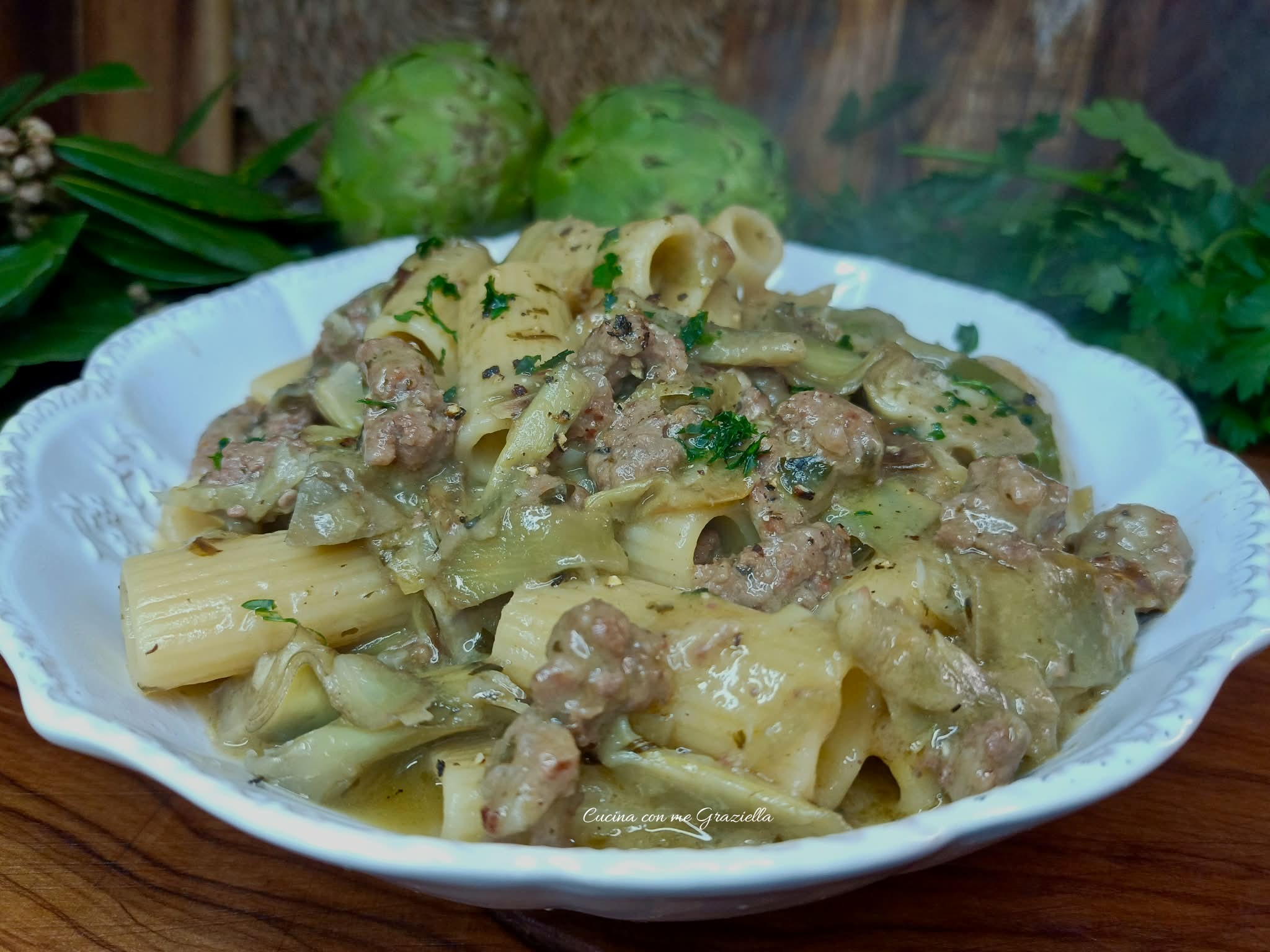 Pasta con ragù bianco di salsiccia  e carciofi