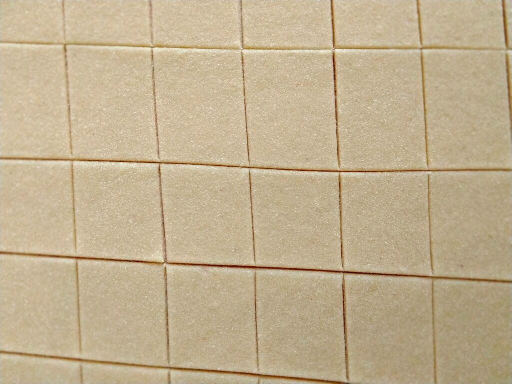 sfoglia di pasta tagliata a quadrati