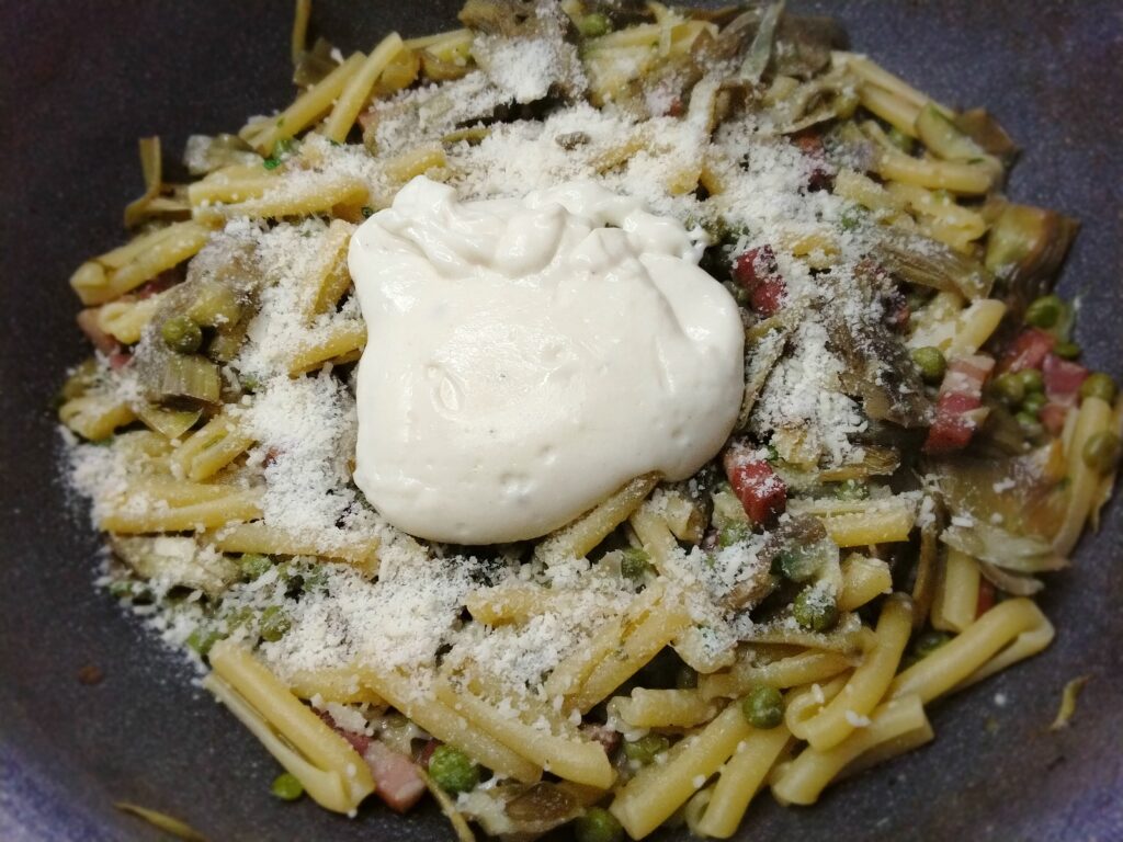 pasta condita besciamella e formaggio