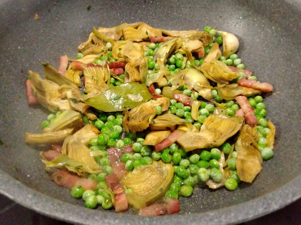 Pancetta carciofi e piselli in padella