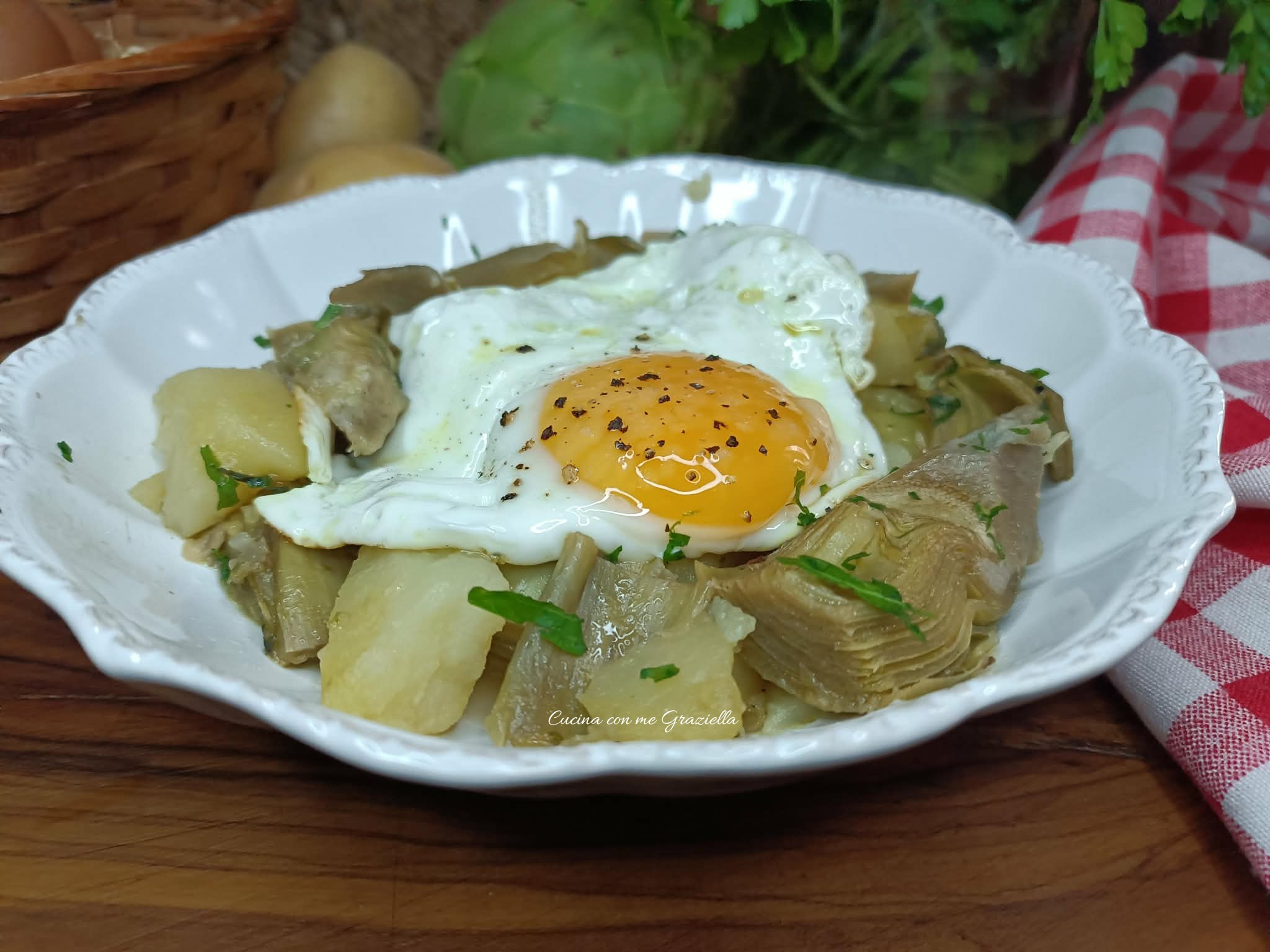 Carciofi e patate in umido con le uova