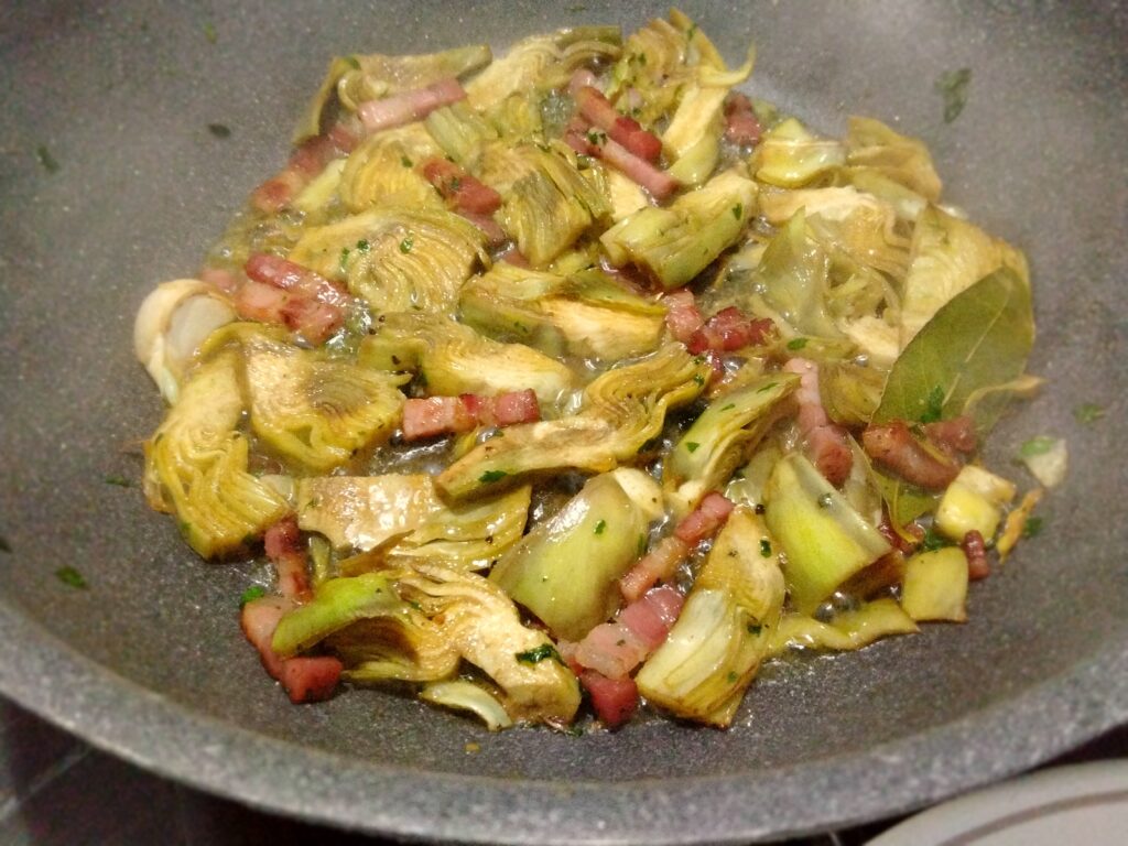 Pancetta e carciofi in padella