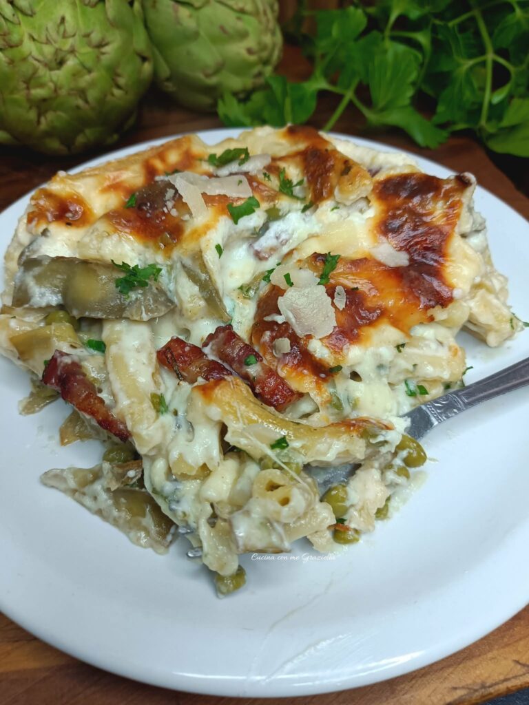Pasta al forno in bianco con carciofi  piselli e pancetta