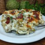 Pasta al forno in bianco con carciofi  piselli e pancetta