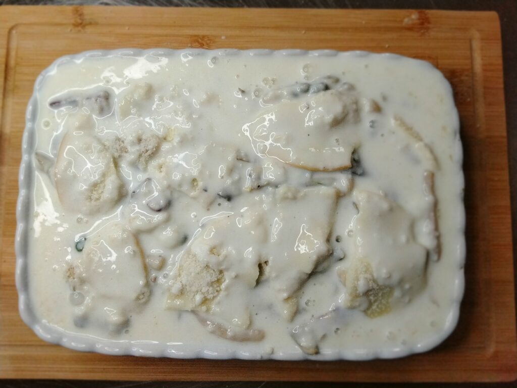 pasta nella pirofila coperta con besciamella