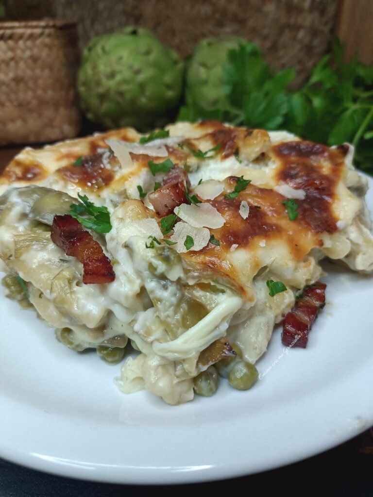 Pasta al forno in bianco con carciofi  piselli e pancetta