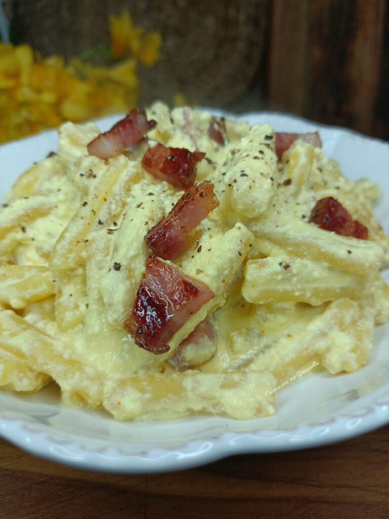 Pasta con crema di ricotta allo zafferano e pancetta croccante.