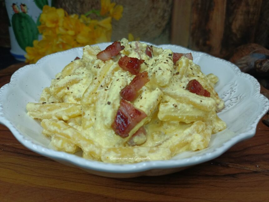 Pasta con crema di ricotta allo zafferano e pancetta croccante.