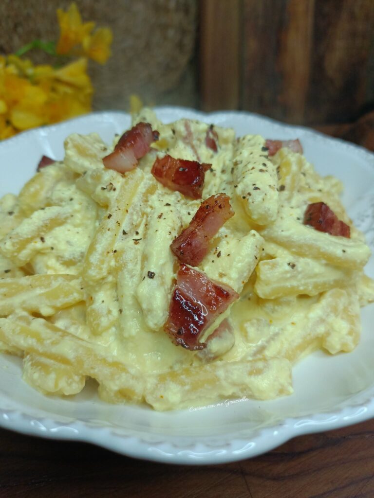 Pasta con crema di ricotta allo zafferano e pancetta croccante.