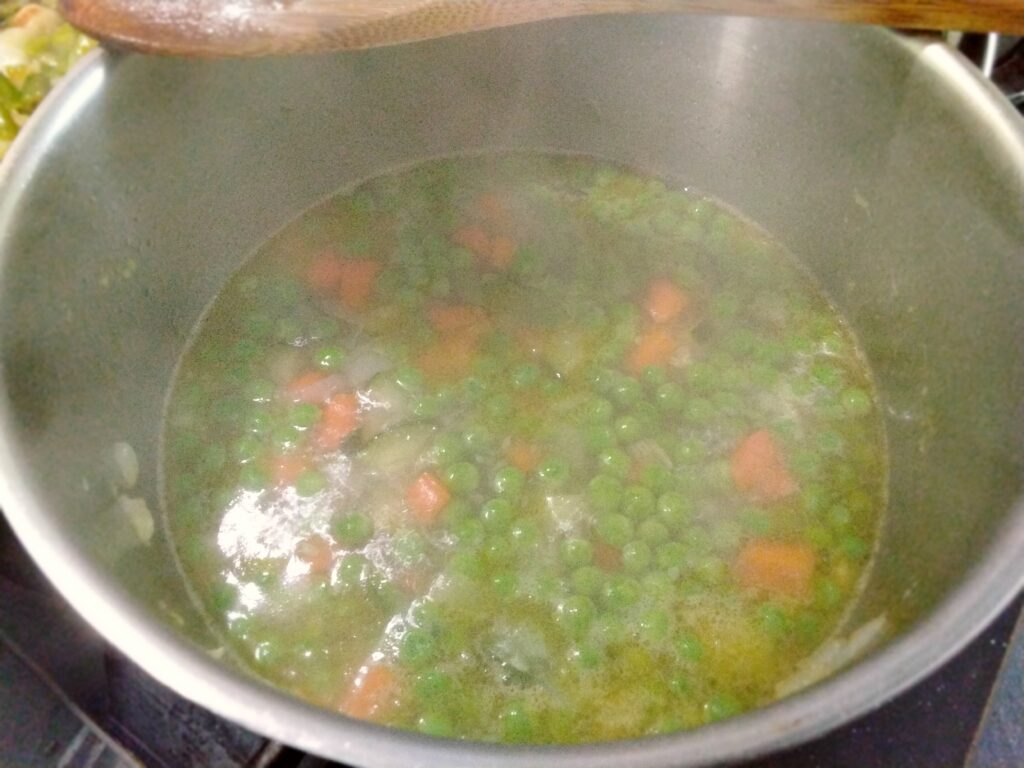Brodo piselli zucchine carote
