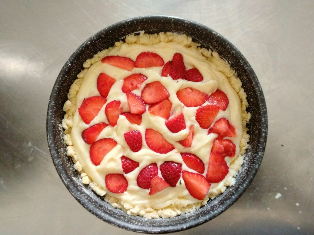 sbriciolata crea e fragole cruda