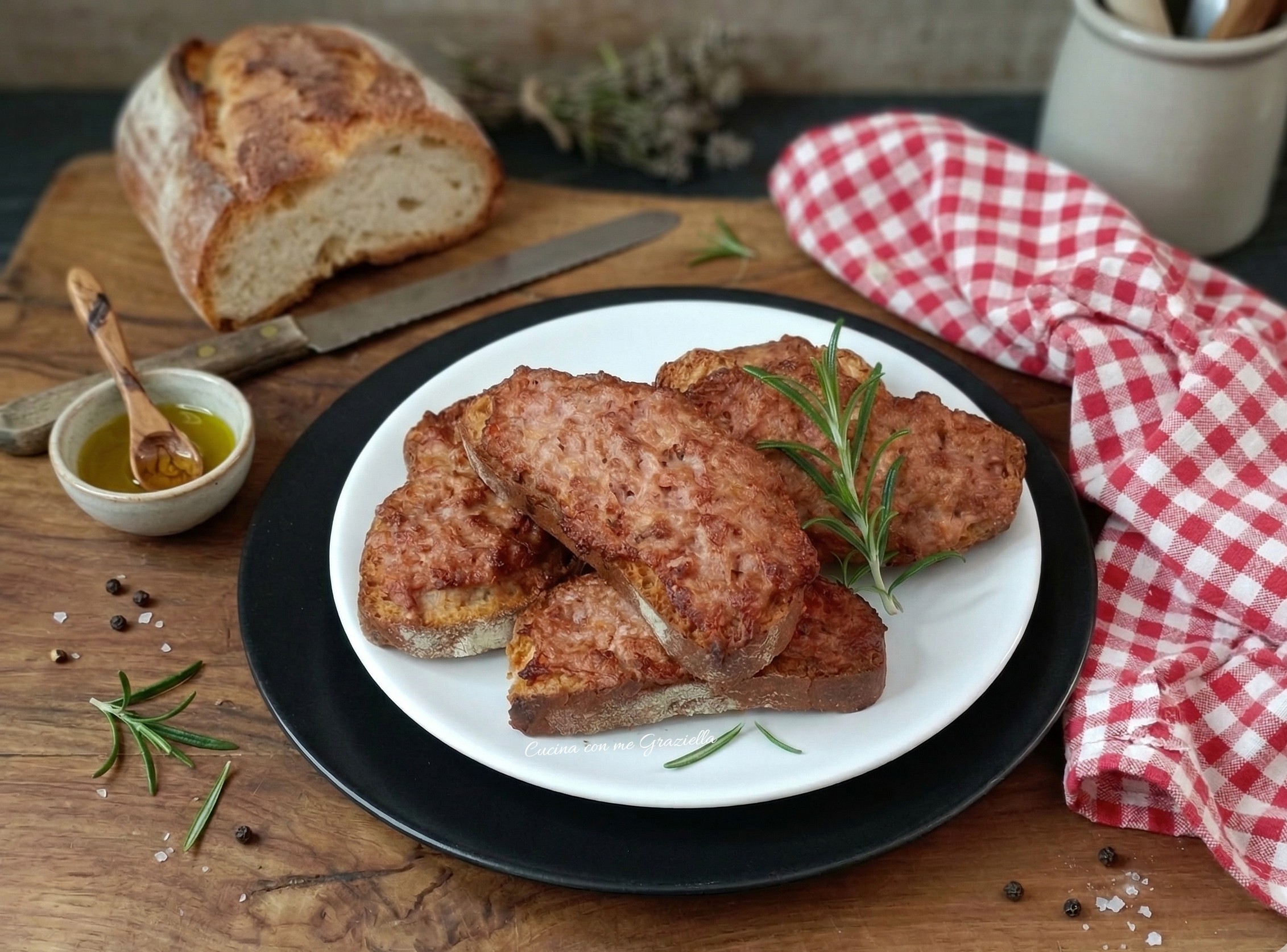 Crostoni di pane con salsiccia e stracchino
