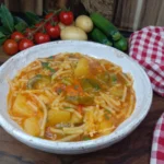 Minestra di pasta con zucchine e patate in umido