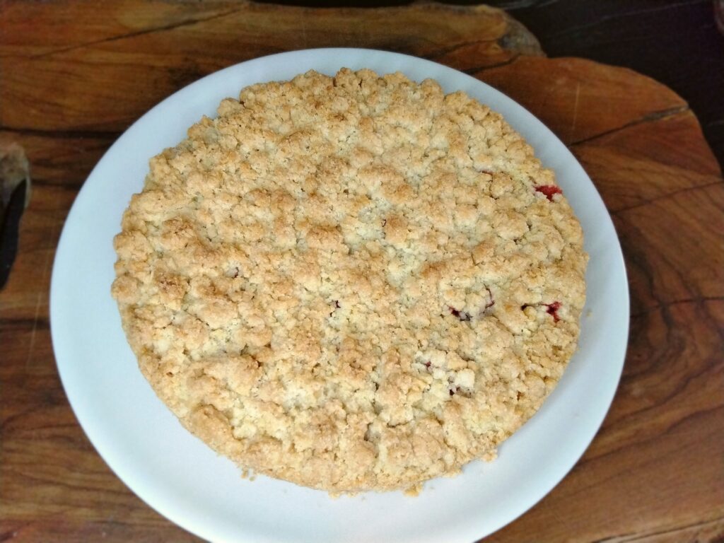 sbriciolata crea e fragole cotta 