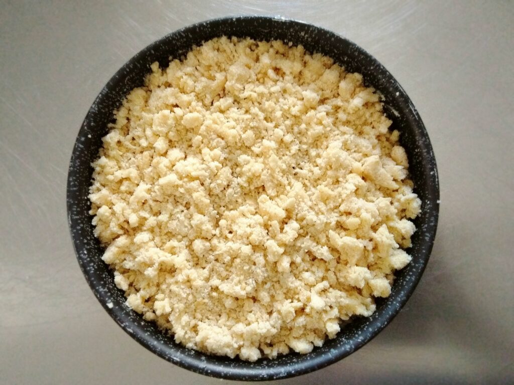 sbriciolata crea e fragole cruda