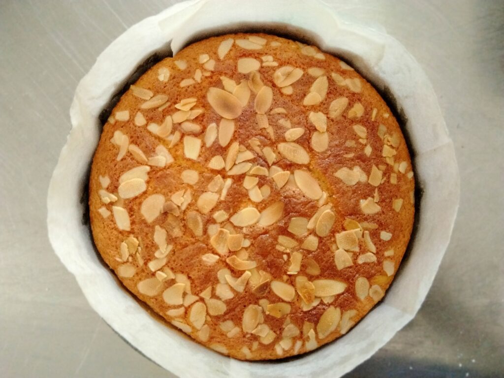 Torta di mandorle al limone cotta