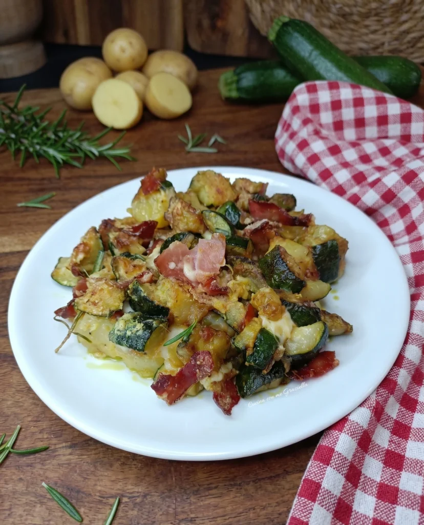 Patate e zucchine sabbiose al forno con speck e fontina