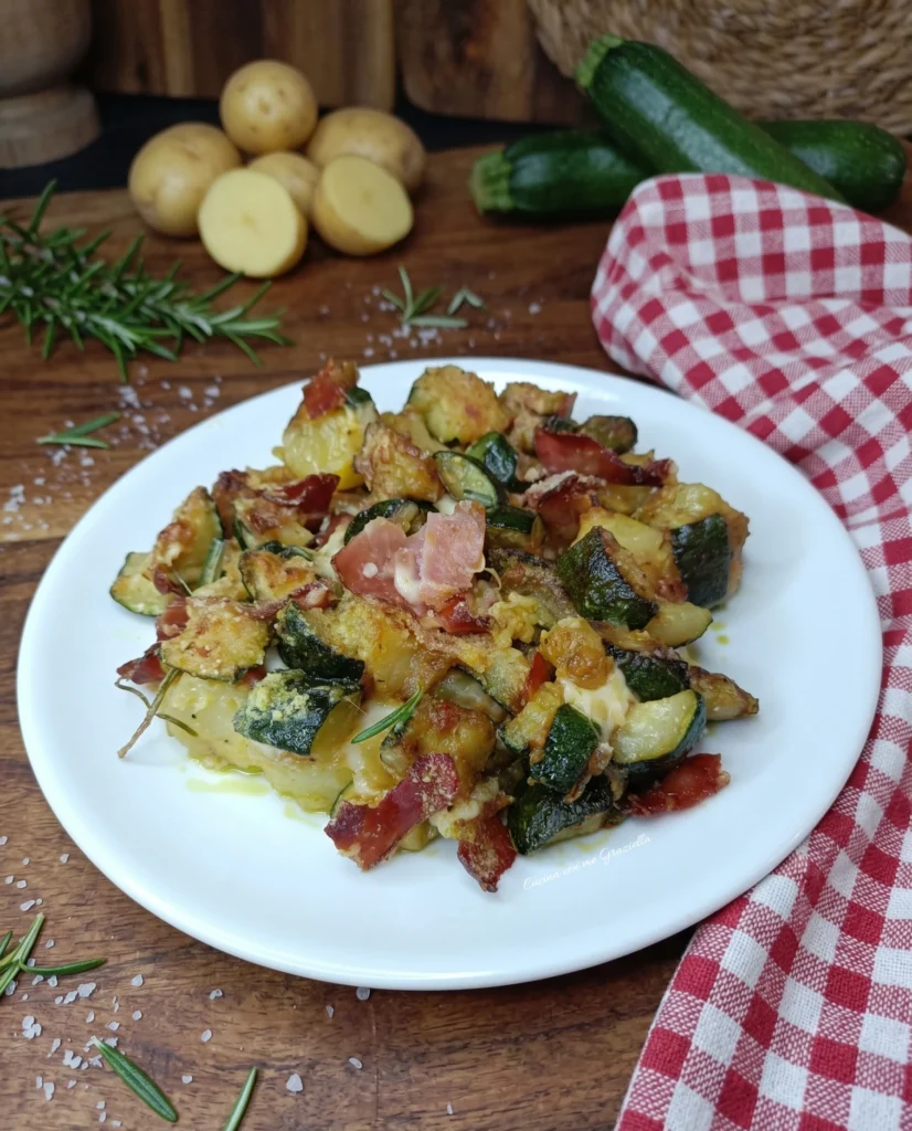 Patate e zucchine sabbiose al forno con speck e fontina