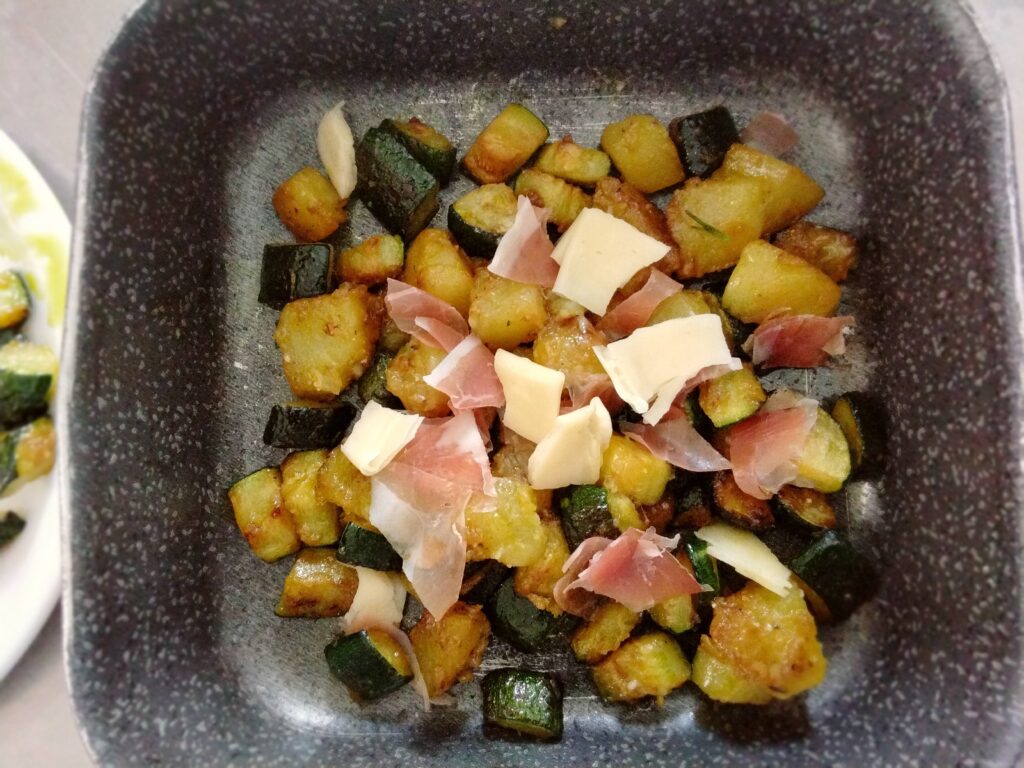 patate, zucchine, speck e fontina in teglia