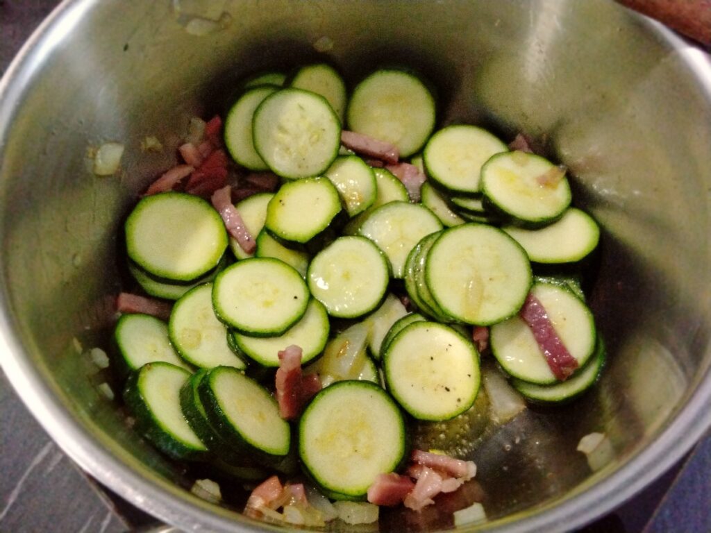 soffritto cipolla speck e zucchine